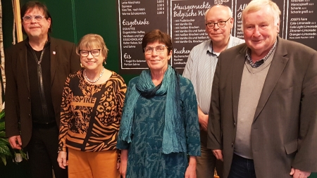 v.l.n.r. Michael Pavlicic (Kreisheimatpfleger), Ulrike Köhler (stellv. Bürgermeisterin Bad Lippspringe), Susanne Schüssler (Vorsitzende des Kulturausschusses Kreis Paderborn) , Markus Müller (stellv. Kreisheimatpfleger) und Hans-Werner Gorzolka (Heimatgebietsleiter). Foto: Kreis Paderborn